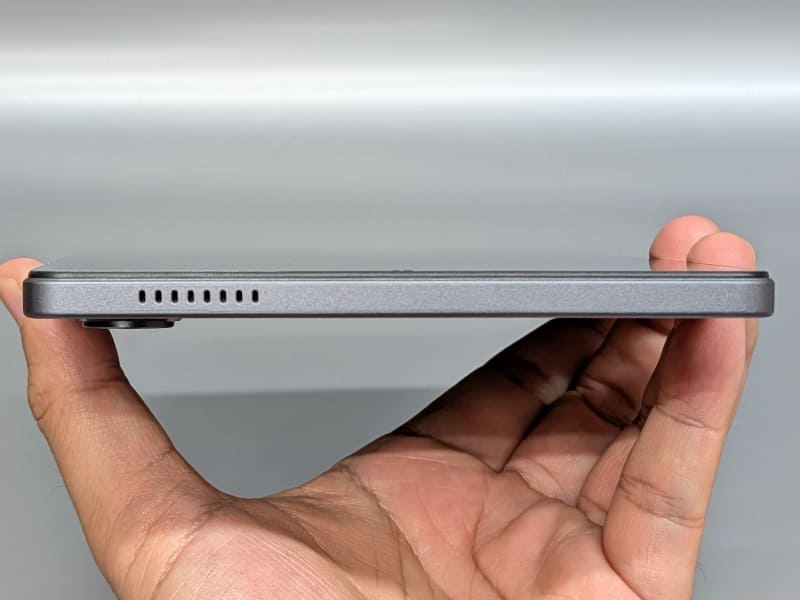 左側面。スピーカーが配置される