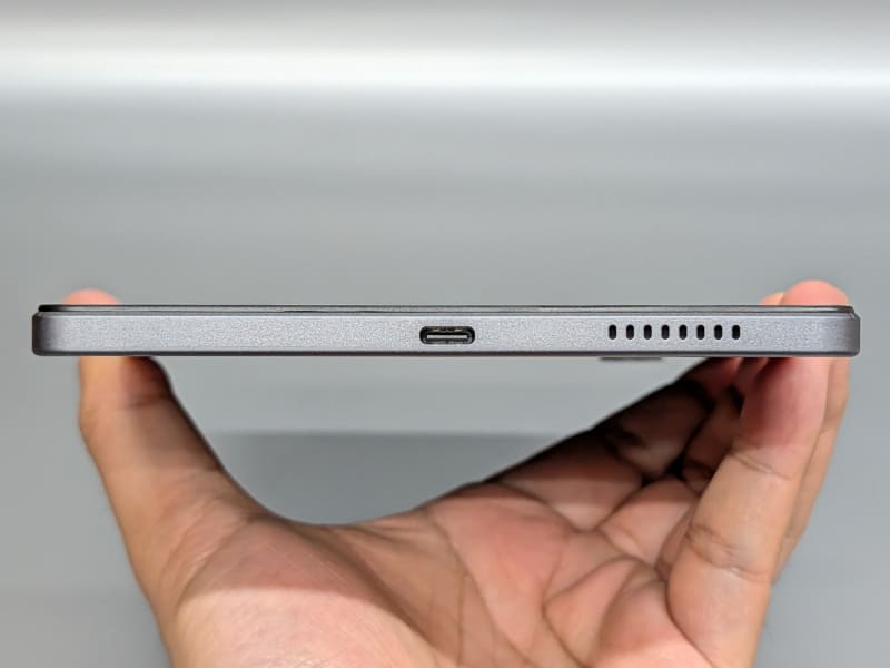 右側面。スピーカーおよびUSB Type-Cポートが配置される