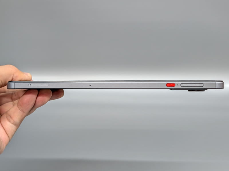 上面。音量ボタン、電源ボタンのほかカードトレイも並ぶ