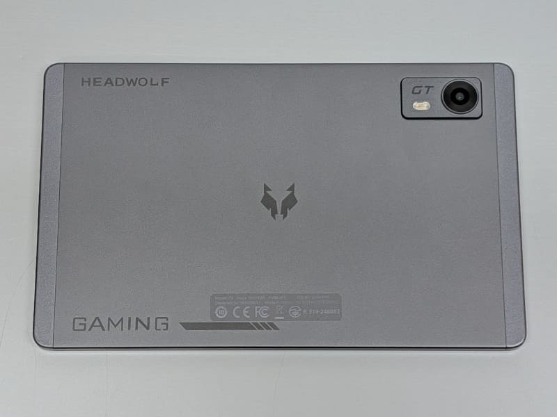 背面は横向きを前提としたデザイン。ロゴがやや目立つ