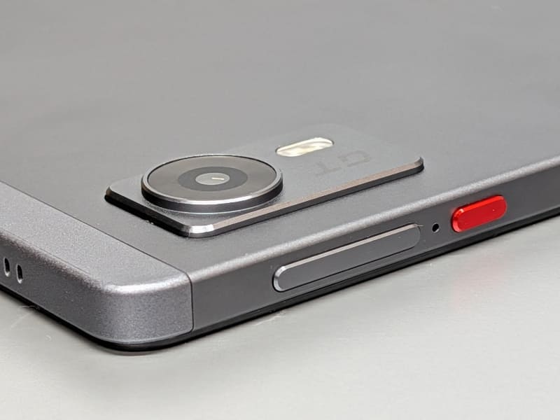 カメラはシングルレンズで、背面からやや出っ張っている