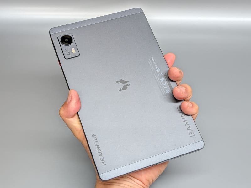 iPad miniよりはスリム。片手で掴むことも可能