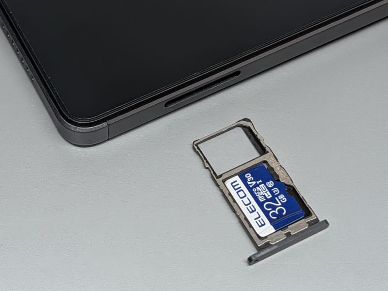 デュアルSIMに対応。メモリカードとは排他利用となる