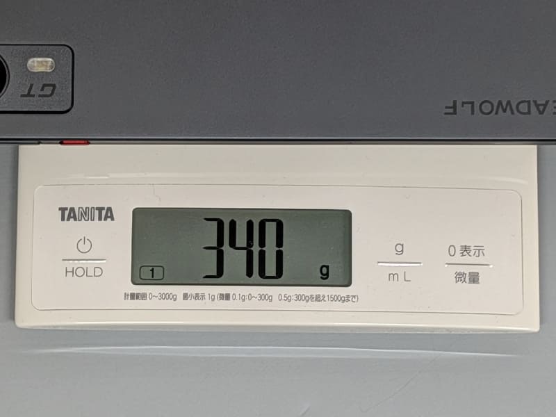 重量は実測340g。8.8型としては及第点だ