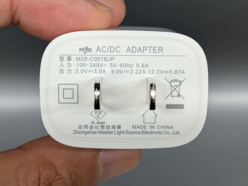 最大20W対応のUSB PD充電器およびUSB Type-Cが付属する