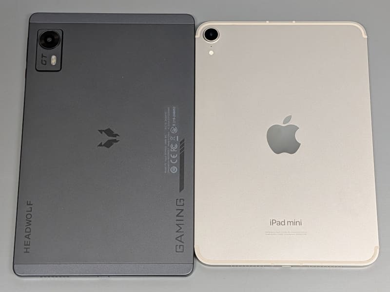 背面の比較。カメラがシングルレンズなのは両者ともに同じだ