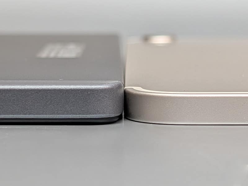 厚みの比較。左が本製品、右がiPad mini。本製品のほうが約1.5mm厚い