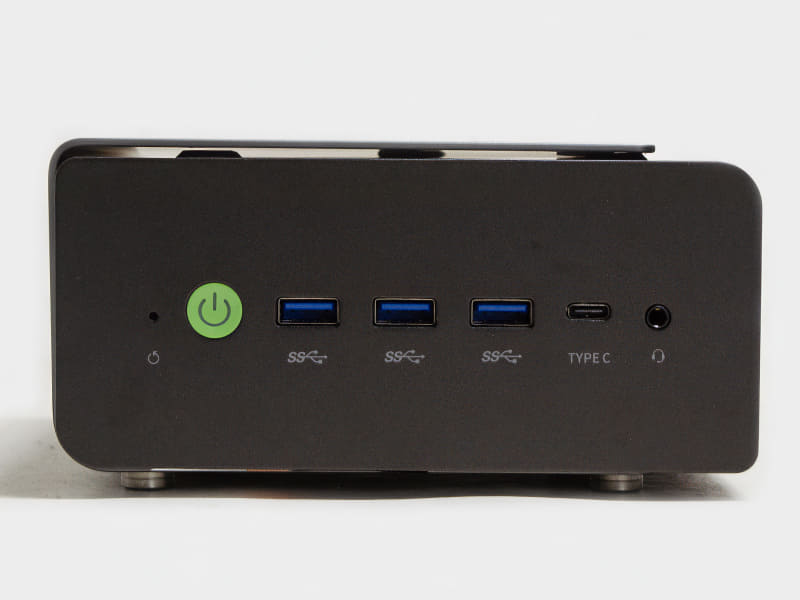 前面。電源ボタン、USB 3.2 Gen 2 3基、USB 3.2 Gen 2x2 Type-C、3.5mm音声入出力