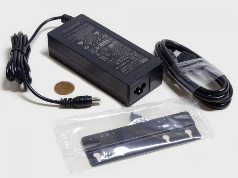 付属品。ACアダプタ(サイズ約132×55×32mm、重量405g、出力100W)、VESAマウンタ、HDMIケーブル