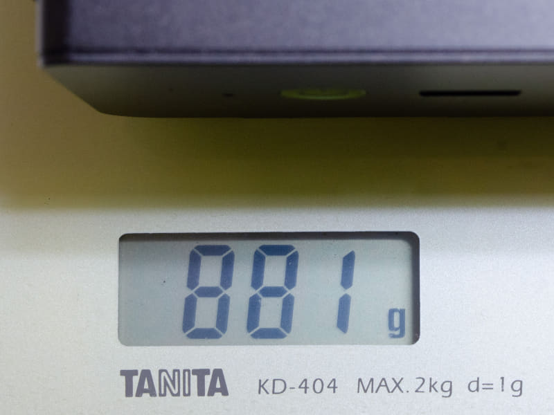 重量は実測で881g