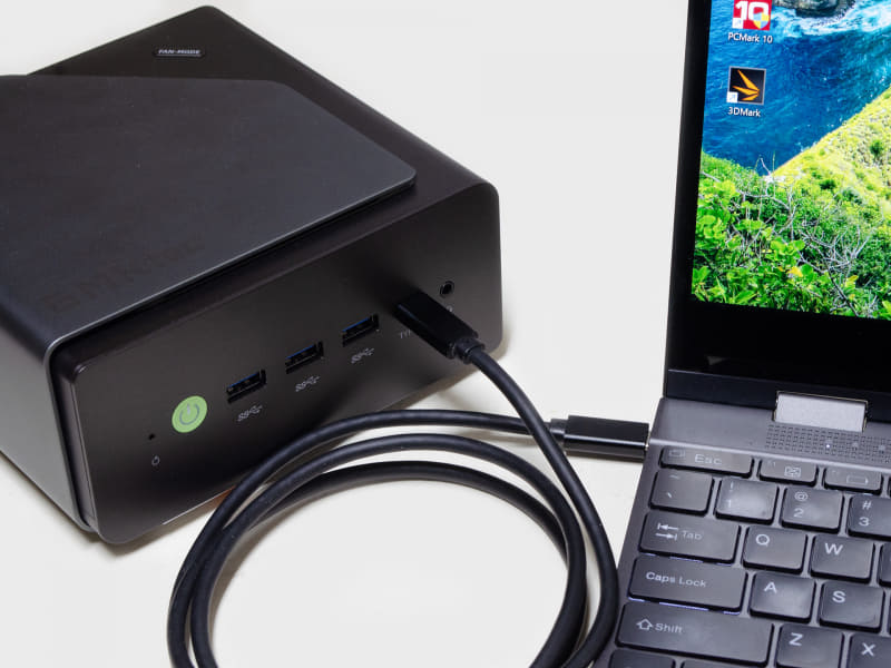 いつものキーボード付きモバイルモニターへ接続。前面と背面両方にDisplayPort Alt Mode対応のUSB Type-Cがあるので接続は容易