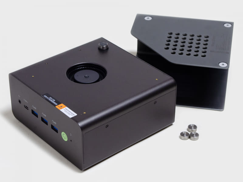 裏の金属部分のゴム足を外す。ネジになってるのでそのまま回せばOK