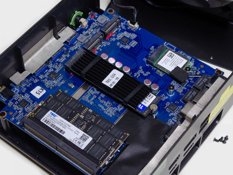 側面にあるネジを2本を左右2セット外すとパネルが外れる。SO-DIMMスロットに16GBが2つ。M.2 SSD 2280は3つ中、2つ空き