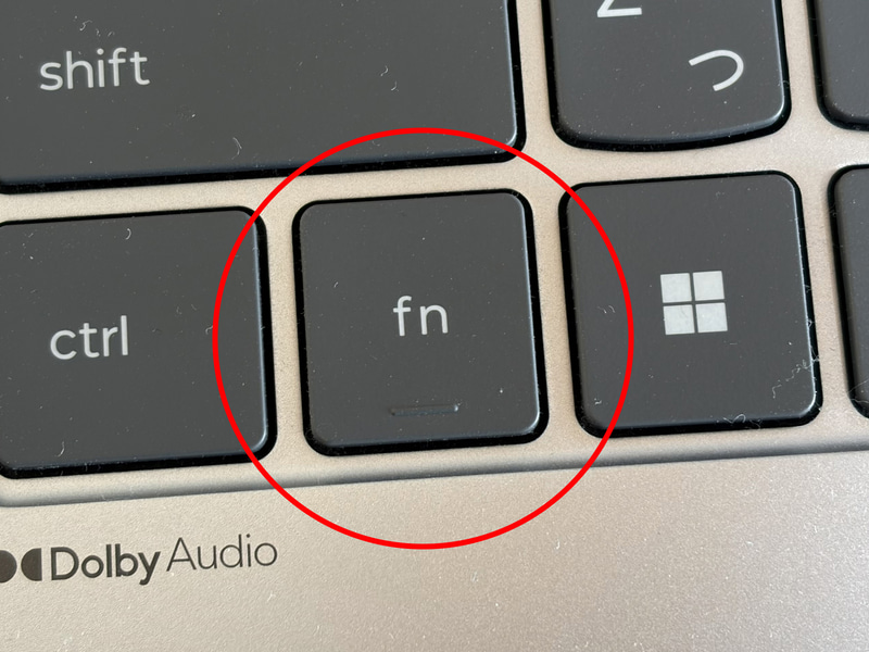 キーボードの左下側に配置されていることの多いFnキー。最近のファンクションキーには、もう1つ別の使い道が割り当てられていて、Fnキー同時押しの有無で機能を使い分けるケースがほとんどです