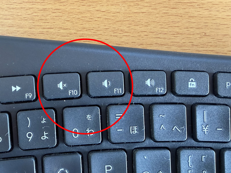 写真の例ですと、F10はF10としての用途に加え、音量ミュートとしても機能します。Fnキーの仕様はPCやキーボードの種類によって様々。このキーボードのように“Fnロック”が用意されているケースもあります(画像右方)。ファンクションキーを使う前に、一度確認しておきましょう