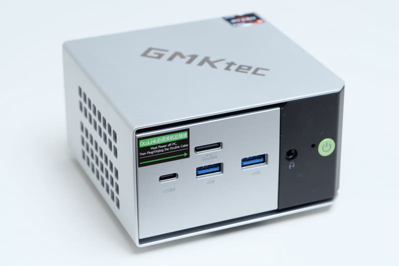 今回利用したGMKtekの「NucBox M8」。搭載プロセッサはRyzen 5 PRO 6650H、搭載メモリ容量はLPDDE5-6400MT/sが16GBだ