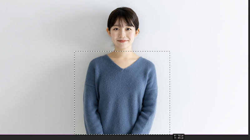 ツールバーから「長方形選択ツール」を選択し、服を生成したい部分を大きく囲み、選択範囲を作ります。この時、服の形ではなく少し大きめに選択範囲を作ることで結果が良くなりやすいです