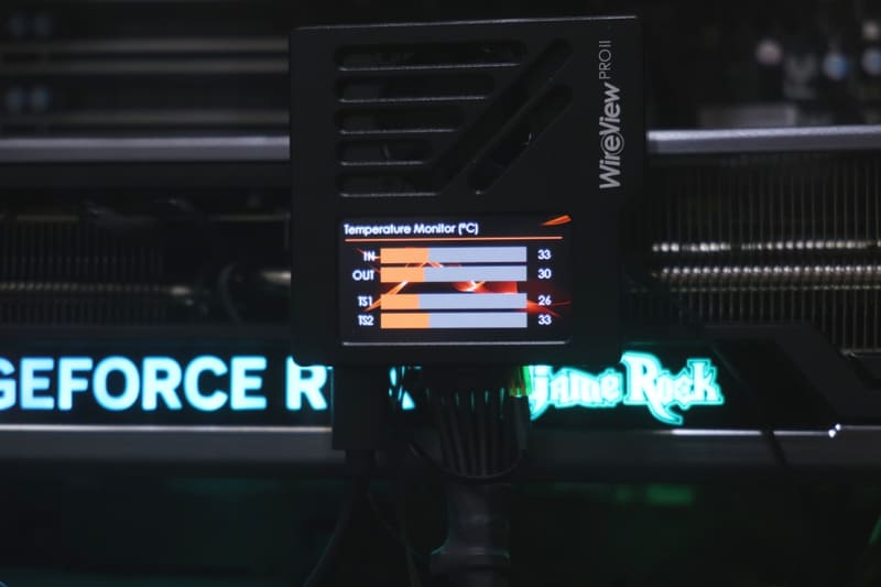 コネクタや温度センサーのデータを表示