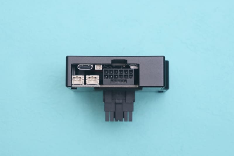 本体底面のコネクタ(写真はNormal版)