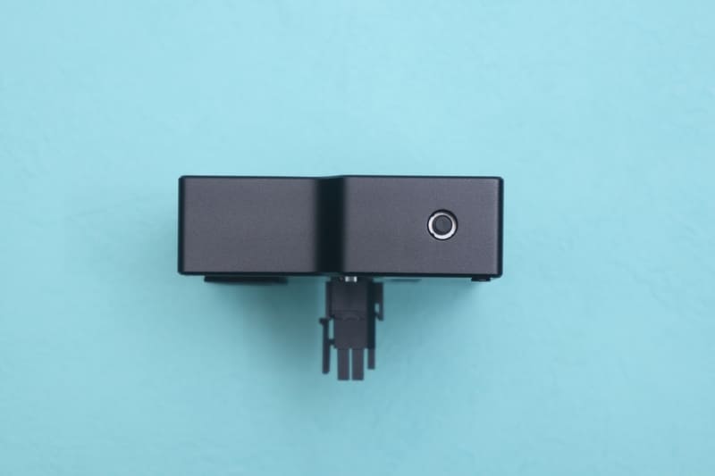 本体右側面。小さなボタンがあり、メニュー操作が行なえる