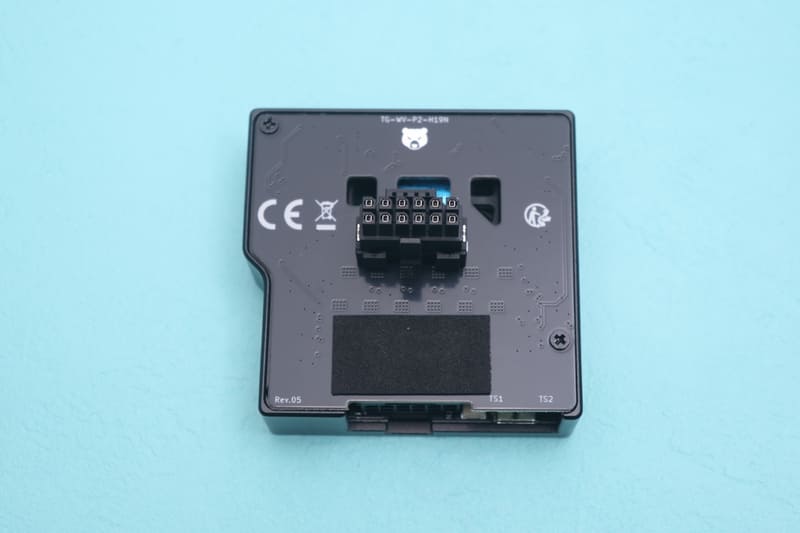 本体背面。12VHPWRコネクタが備わっている