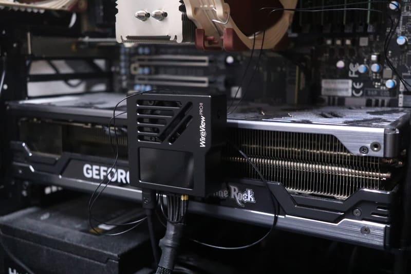 ビデオカードの背面からはみ出す大きさのため、空冷CPUクーラーと干渉する可能性が高い。基本的に簡易水冷が前提だろう