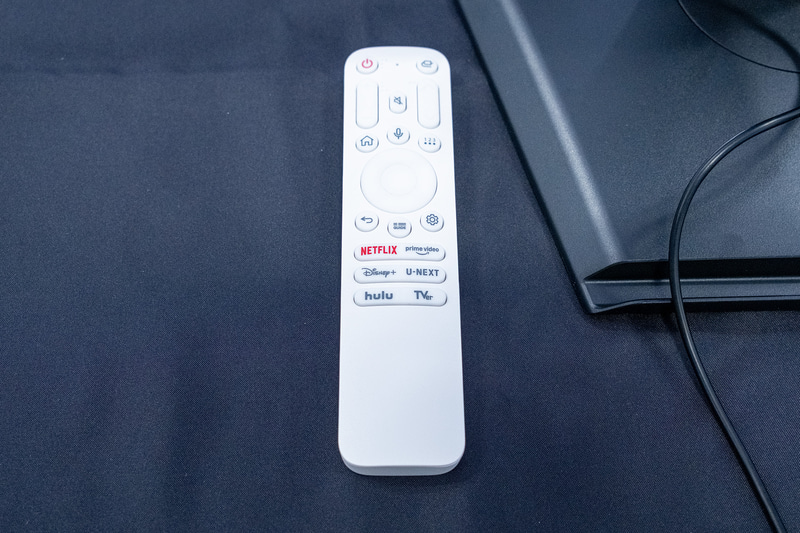 付属のリモコン。動画配信サービスを呼び出せるボタンも備える
