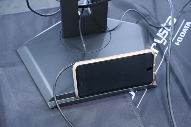 スタンドにはスマートフォンなどを立てられる溝も設けられている