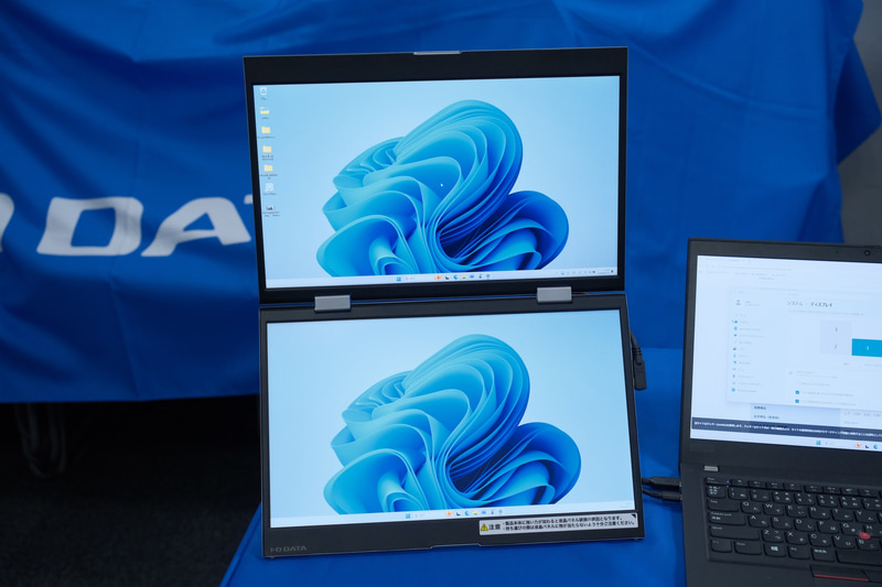 開発中の14型2画面モバイルモニターも参考展示されていた