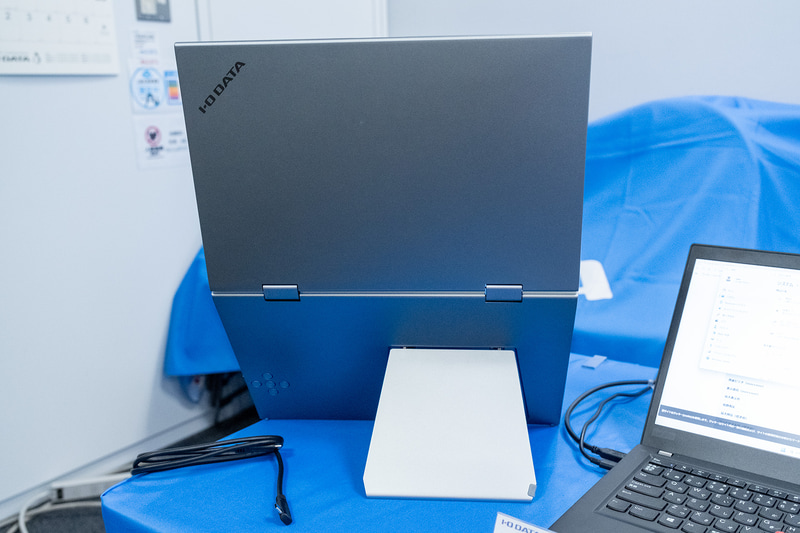 スタンドも装備。左右2画面で設置した際に角度が付くよう、端に寄せて配置されている