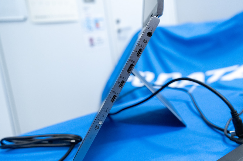 表示モードを切り替えられる物理スイッチや、上画面だけに表示するポートも用意している