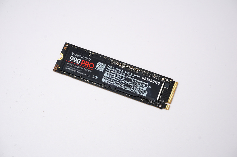 Samsungの「990 PRO」。第7世代V-NAND(TLC)に自社製コントローラを組み合わせたPCIe 4.0最速クラスの1つ。1TB/2TB/4TBをラインナップ