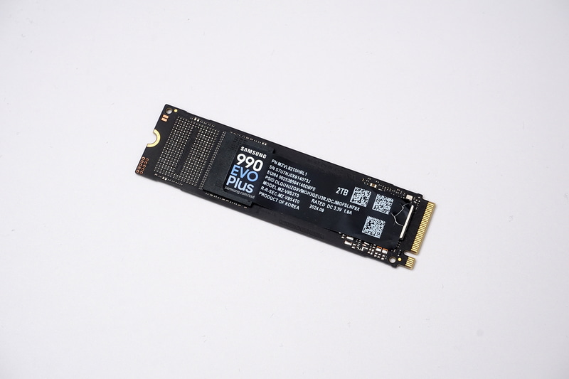 Samsungの「990 EVO Plus」。V-NAND TLC NANDを採用、DRAMレスながら公称リード速度は7,250MB/sと高速だ。PCIe 4.0 x4とPCIe 5.0 x2接続にも対応するのが珍しい。1TB/2TB/4TBをラインナップ