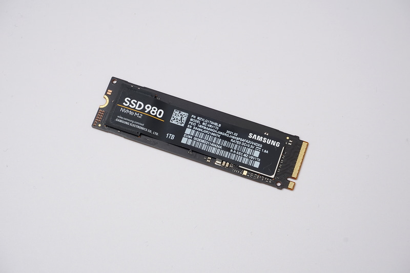 Samsungの「980」。DRAMレスだがV-NAND TLC NANDを採用し、PCIe 3.0として高い性能を持つ。250GB/500GB/1TBをラインナップ