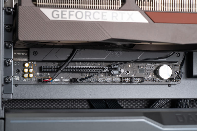 PCケース前面のオーディオケーブルがビデオカードの下に入ってしまっている