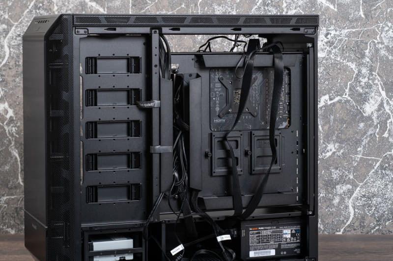 裏面配線はある程度はまとまっているがEPS12V電源ケーブルなど処理が甘い箇所も