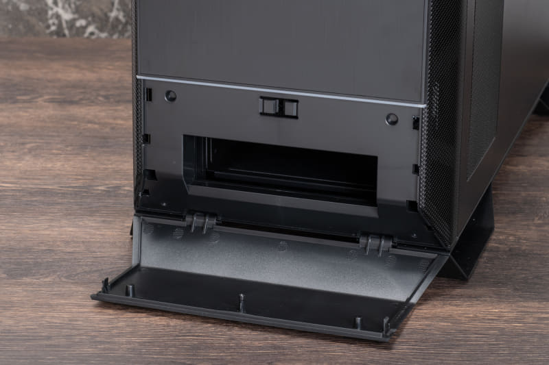 下段には近年では珍しく5インチベイを用意。カバー付きなので使わないときは隠せるようになっている