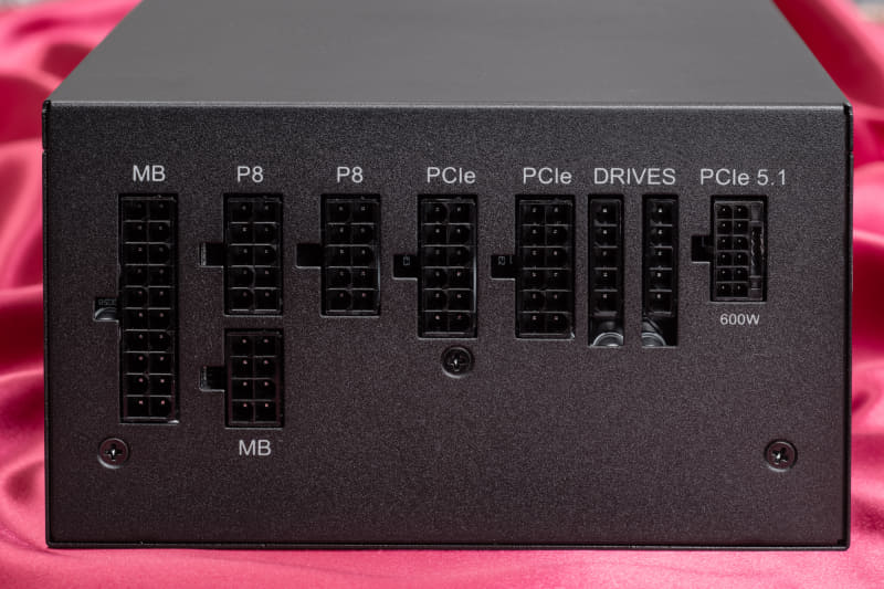 フルモジュラー仕様なのでケーブル接続は最小限にできる