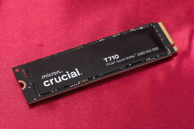 SSDはPCIe 5.0対応の高速な「Micron Crucial T710」の1TBモデル(CT1000T710SSD8)を採用