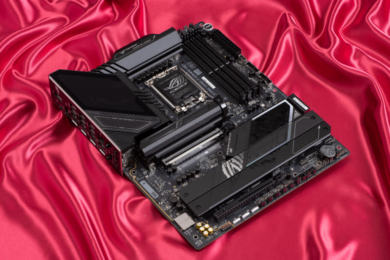 マザーボードはZ890チップセットを搭載する「ASUS ROG STRIX Z890-F GAMING WIFI」。電源回路、拡張性も充実