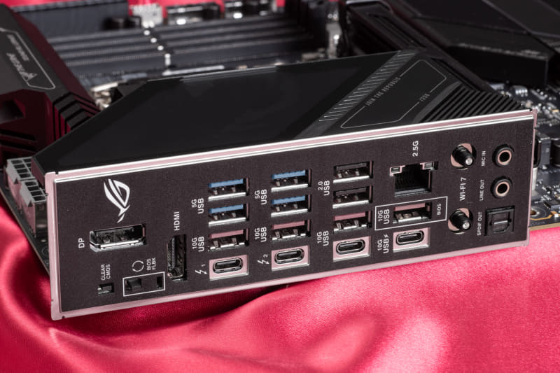 バックパネルには2基のThunderbolt 4、30WのUSB PDに対応したType-C、2.5Gの有線LANなど豊富なポート類が用意されている