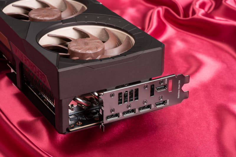 Noctuaの冷却ファンを採用し、高冷却と高い静音性を両立。ただし厚みは4スロット分に達する