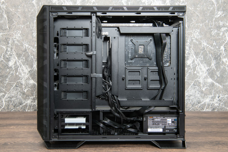 裏面配線も用意された穴やケーブルをまとめるためのスペースをうまく活用してより美しく仕上げた