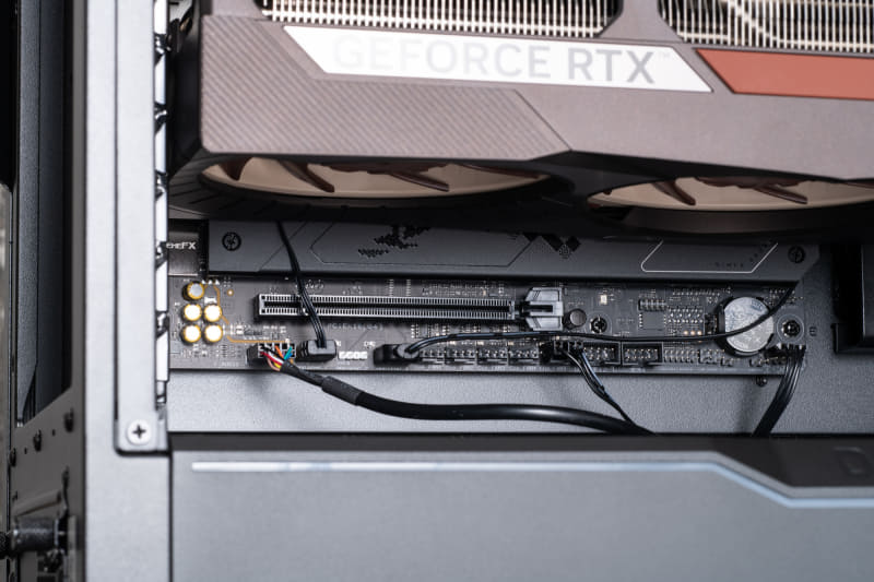 オーディオケーブルやファンのケーブルを底面側から出して可能な限りスッキリさせた