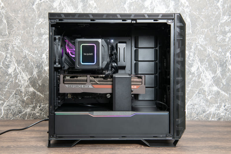 内部もスッキリ見えるようにケーブルをまとめている