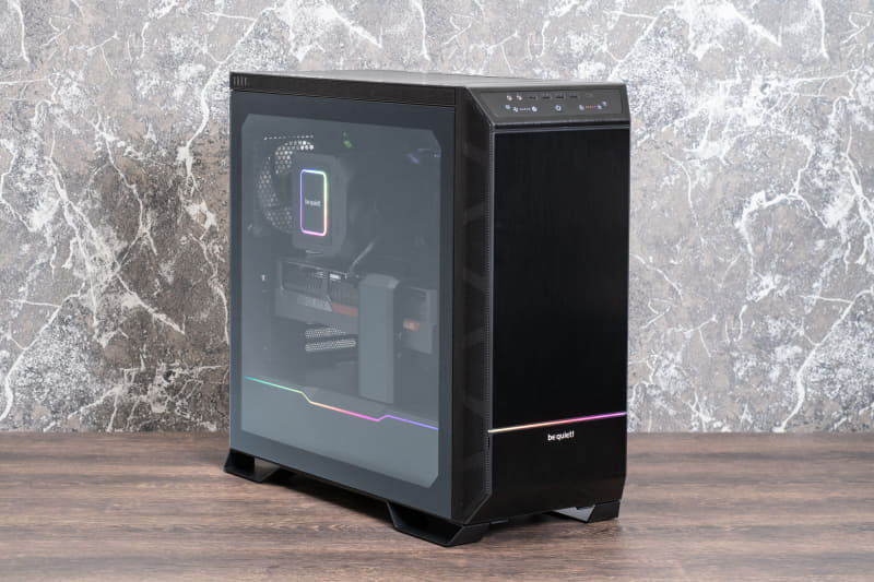 PCケースとCPUクーラーのARGBがよいアクセントだ