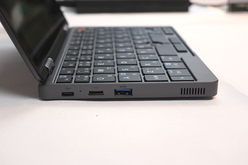 本体左側面のインターフェイス。USB Type-Cによる給電をサポートする