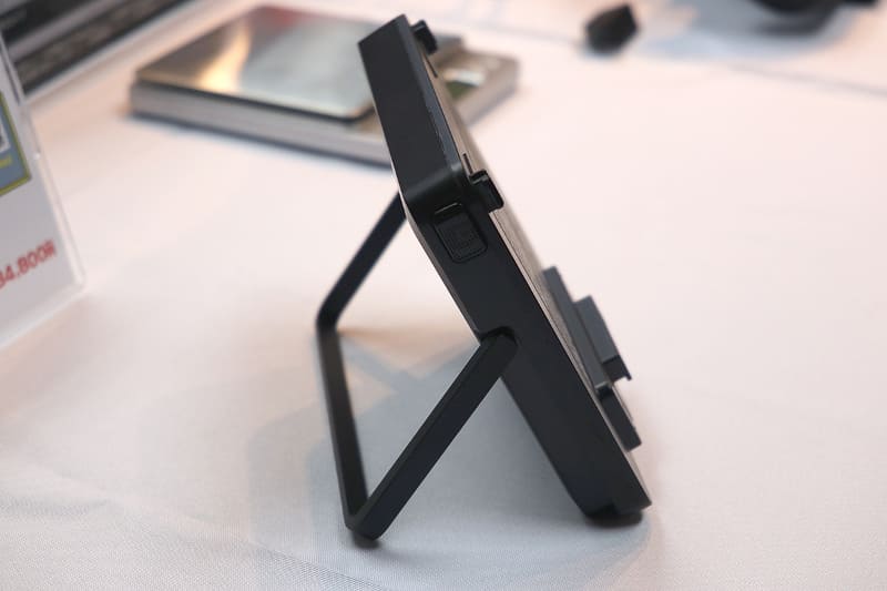 バッテリ側にキックスタンドを内蔵し本体を立てかけられる