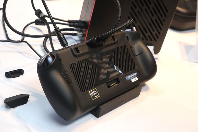 バッテリは着脱式。水冷対応モデルでは、水冷接続時にバッテリを背面に取り付けることはできない