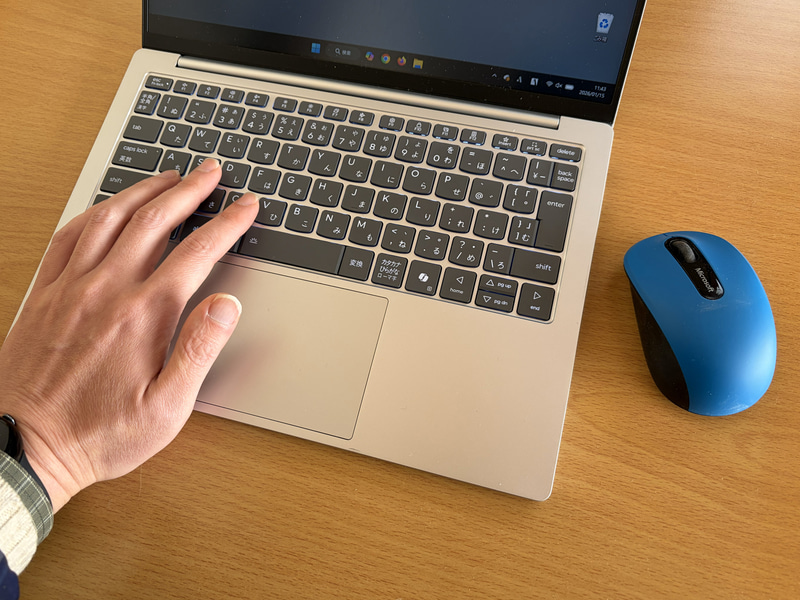 ショートカットを覚えれば、手をキーボードとマウスの間で行ったり来たりさせる時間が節約できます。ノートPCのタッチパッド操作だって減るはず。文章を入力する時間が長くなるほど、積み重ねによる時短効果はアップしていきます。まずは1つか2つでいいので、モノにしましょう！